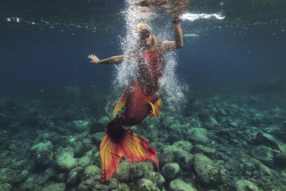 Queen Pangke Tabora fotografiada mientras dicta una clase sobre cómo nadar como sirenas en Mabini (Filipinas) el 22 de mayo del 2022. (AP Photo/Aaron Favila)