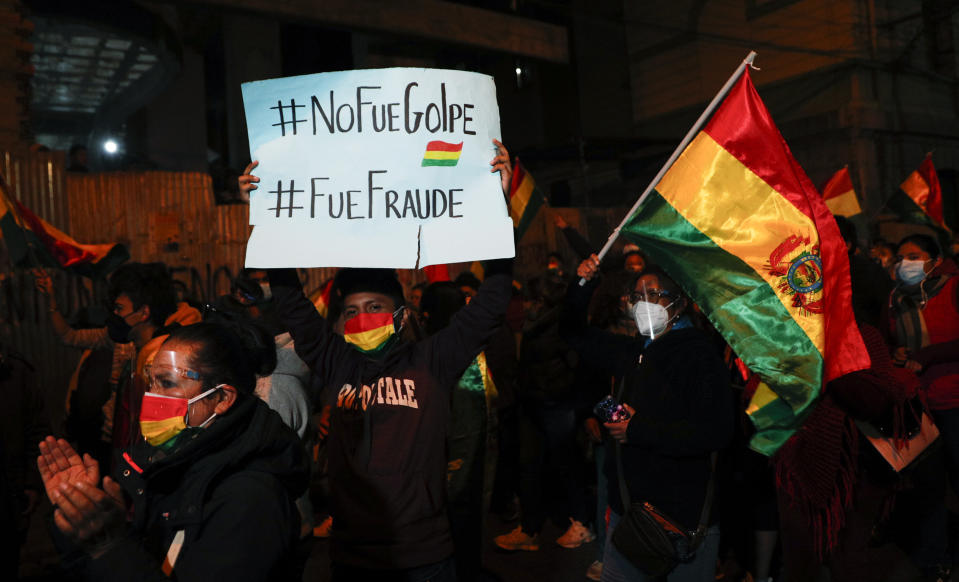 Un partidario de la expresidenta interina de Bolivia, Jeanine Áñez, sostiene un cartel que dice "No fue golpe, fue fraude", durante una protesta en La Paz, Bolivia, el lunes 15 de marzo de 2021. (AP Foto/Juan Karita)