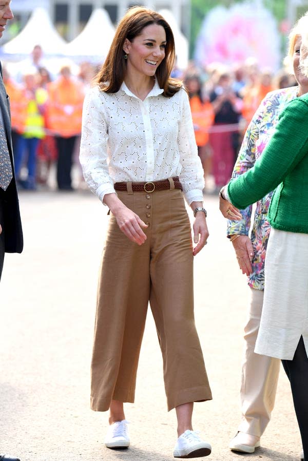 Kate Middleton con camisa blanca y pantalones culotte