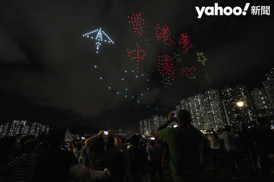 無人機表演期間展示「香港夢 中國心」等字眼。