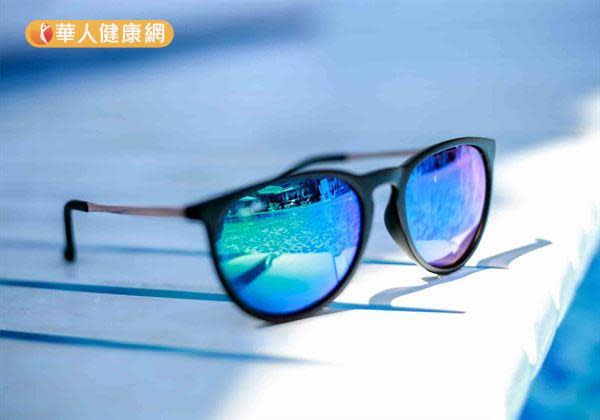 王孟祺醫師提醒，人體肉眼看不見的紫外線危害更是驚人。且其對眼睛傷害更甚藍光，建議民眾外出盡量養成配戴太陽眼鏡的習慣為佳。