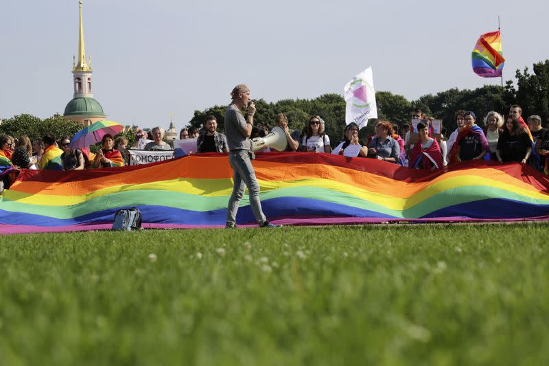 FOTO DE ARCHIVO. Personas participan en la manifestación de la comunidad LGBT (lesbianas, gays, bisexuales y transexuales) "VIII Orgullo de San Petersburgo", en San Petersburgo, Rusia