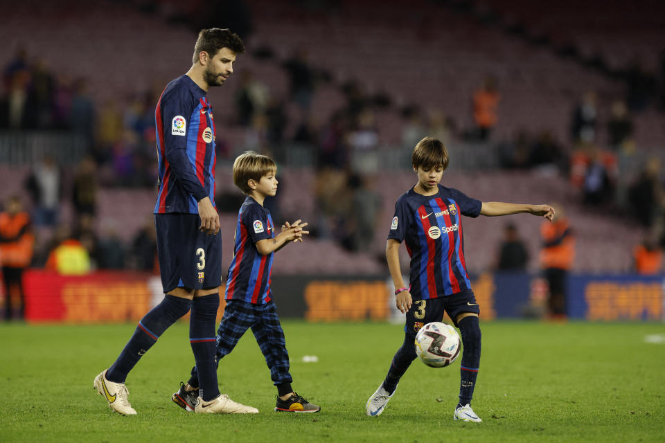 Gerard Piqué con sus hijos. REUTERS/Albert Gea