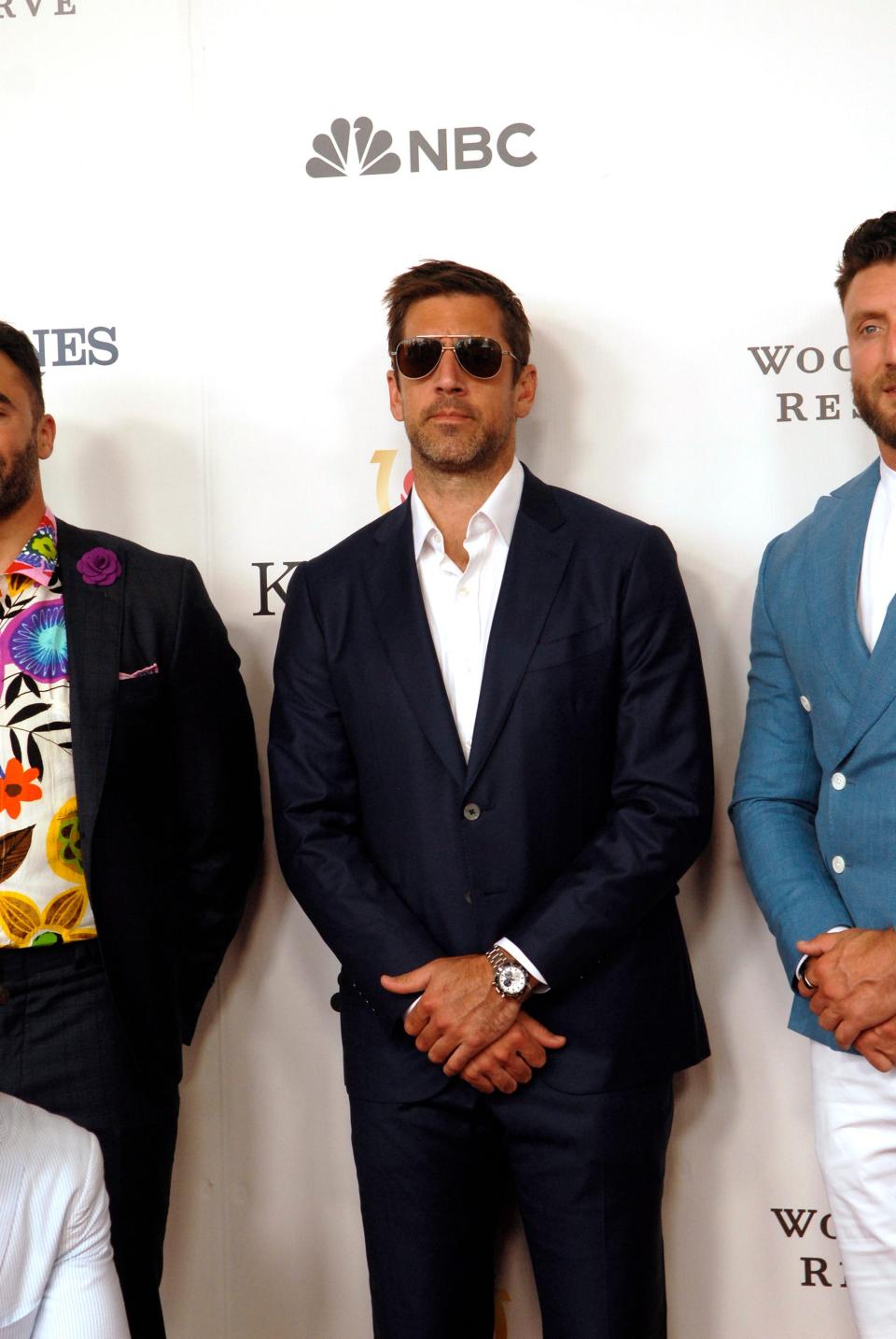 El mariscal de campo de los New York Jets, Aaron Rodgers, lució su atuendo formal en la alfombra roja del Derby de Kentucky el sábado 6 de mayo.