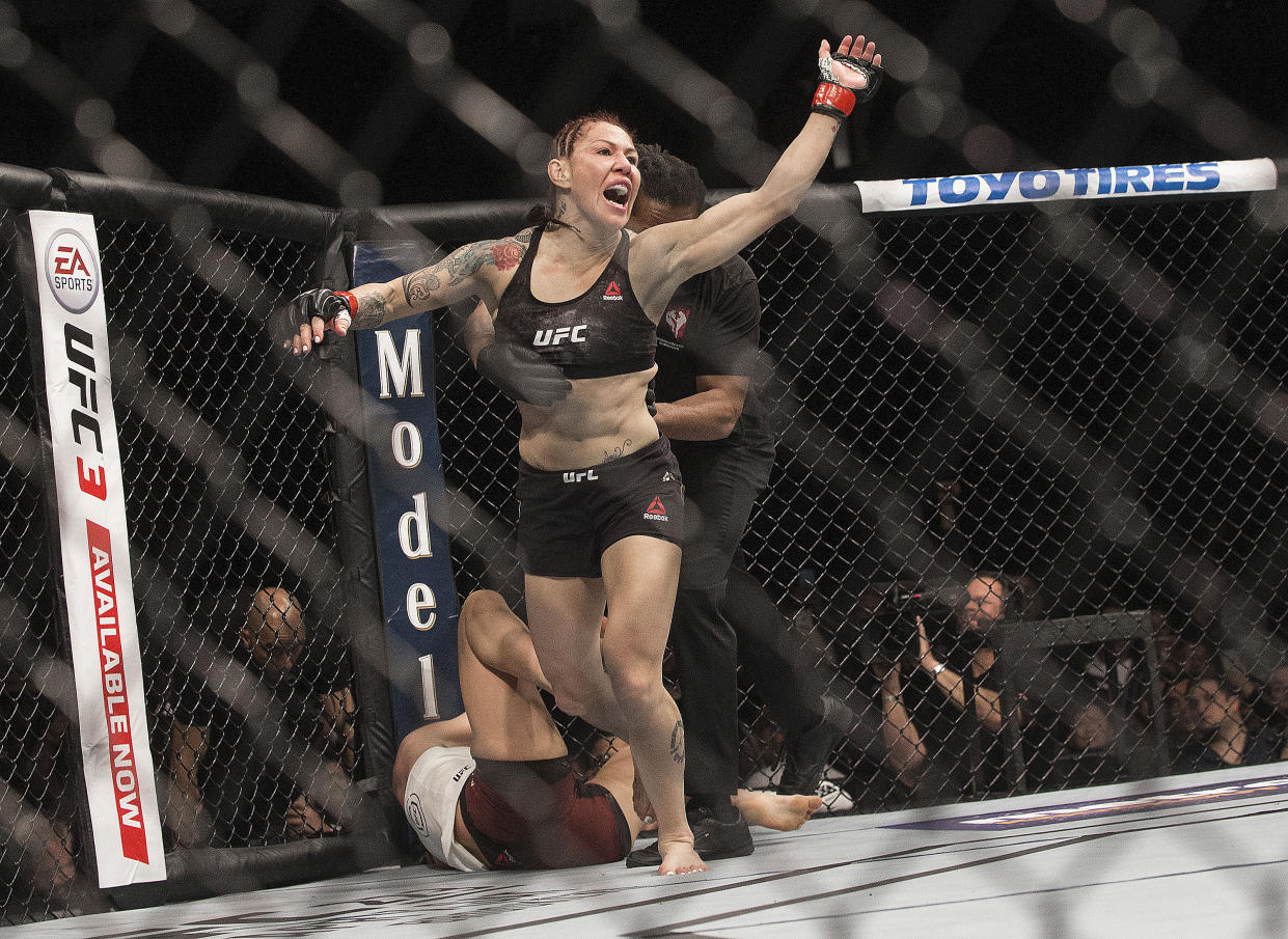 Cris “Cyborg” Justino celebra su victoria sobre Yana Kunitskaya. / Foto: AP