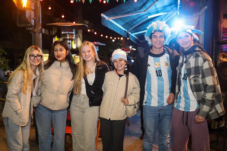 Hinchas argentinos esperando el comienzo del partido en Palermo.