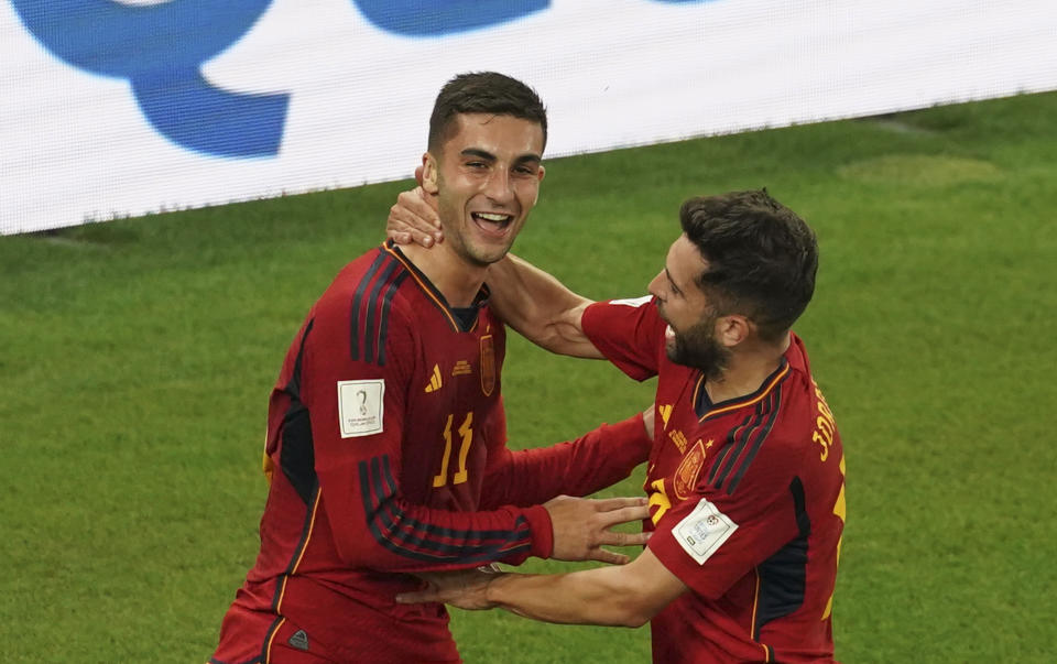 Ferran Torres y Jordi Alba celebran uno de los goles de Espa&#xf1;a a Costa Rica en el debut mundialista de La Roja. (Foto: Ercin Erturk / Anadolu Agency / Getty Images).