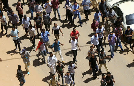 Sudanese demonstrators chant slogans during a protest demanding Sudanese President Omar Al-Bashir to step down in Khartoum, Sudan April 6, 2019. REUTERS/Stringer
