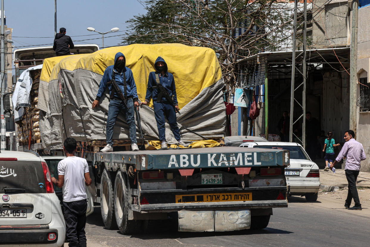 Des membres du « People’s Protection Committee » gardant un camion d’aide humanitaire à Rafah le 3 avril 2024. 