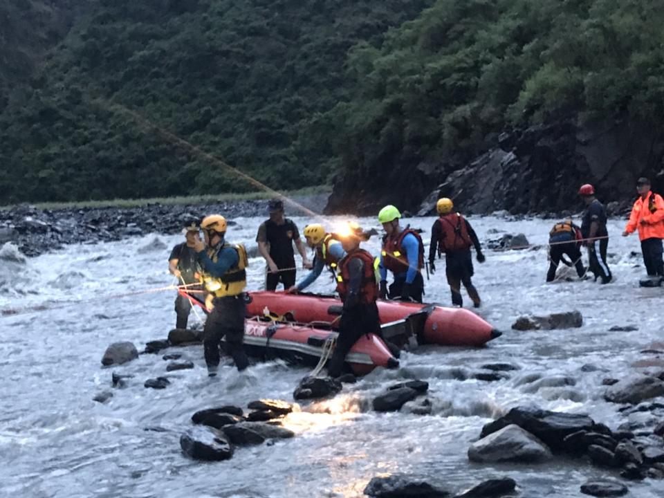 屏東霧台鄉山區溪水暴漲，4名霧台鄉公所地籍測量人員到好茶山區做地籍測量，下午被暴漲的溪水困在對岸，屏東消防隊特搜人員利用救生艇協助4人平安脫困。（中央社/屏東消防局提供） 