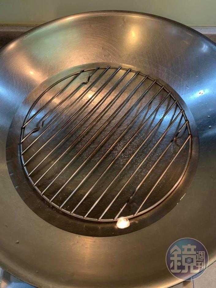 大鍋加水放蒸盤，燒熱水。