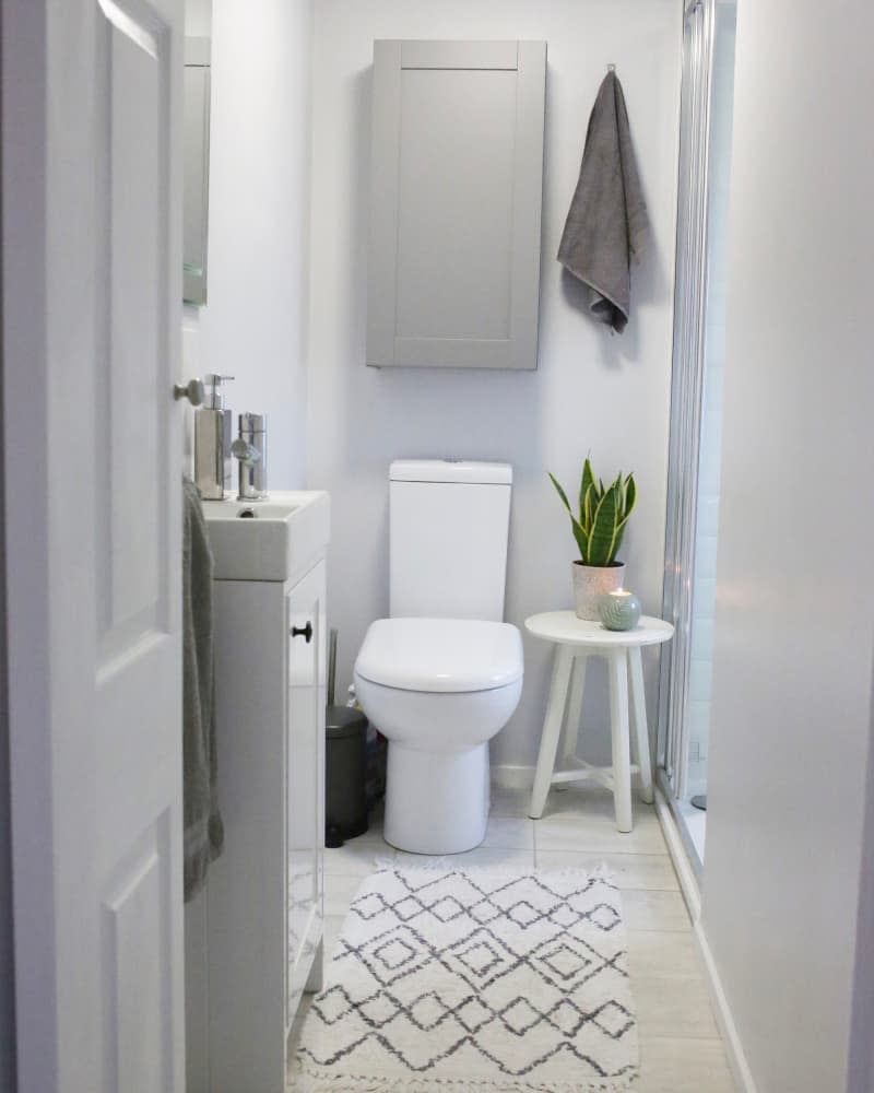 White and grey graphic bathmat in neutral bathroom.