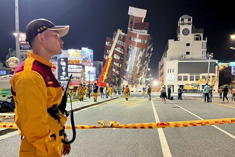 Un trabajador de rescate se encuentra cerca del sitio acordonado de un edificio inclinado después de un terremoto en Hualien, al este de Taiwán, el miércoles 3 de abril de 2024.