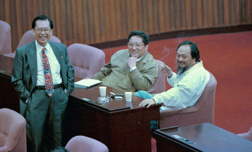 翁大銘（右1）奪回父親翁明昌部分產業，還在立院成立「華隆幫」，並協助民進黨爭奪立法院院長寶座。（圖／報系資料照）