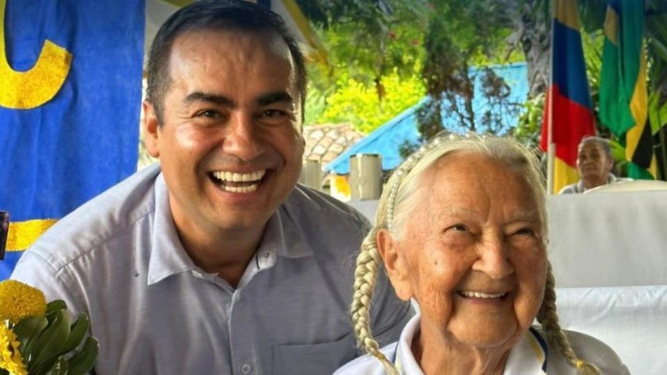 Albeiro Vargas con una mujer sonriente