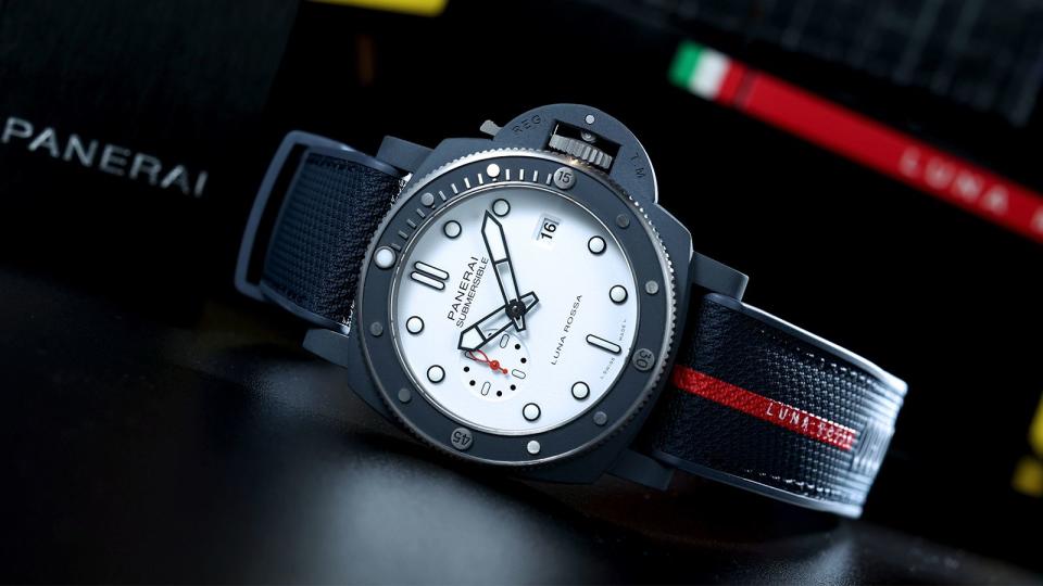 沛納海今年持續和從2019年開始贊助的Luna Rossa帆船隊合作，以創新材質Ti-Ceramitech™推出兩款腕錶， 其中這款PAM01543是專賣店限定版，以白面搭配灰藍色調錶殼的配色非常誘人。