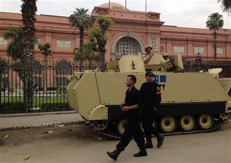 Police and soldiers are seen in front of the Egyptian Museum in Tahrir square in Cairo April 19, 2014. Picture taken April 19, 2014. REUTERS/Asmaa Waguih