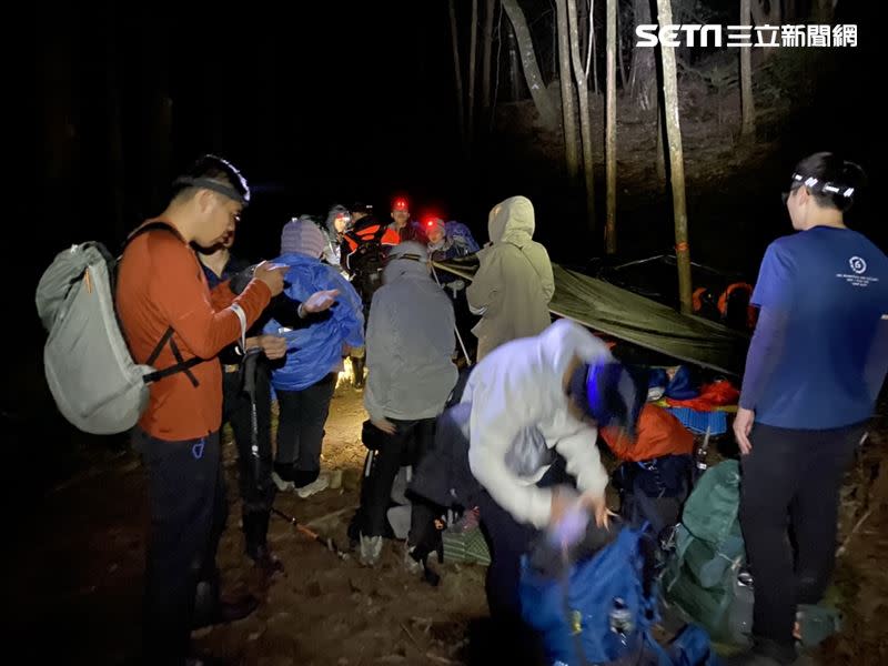 逢甲大學登山社的同學，21日攀爬南投水漾森林，途中遭虎頭蜂攻擊，造成8名同學受傷。(圖/翻攝畫面)