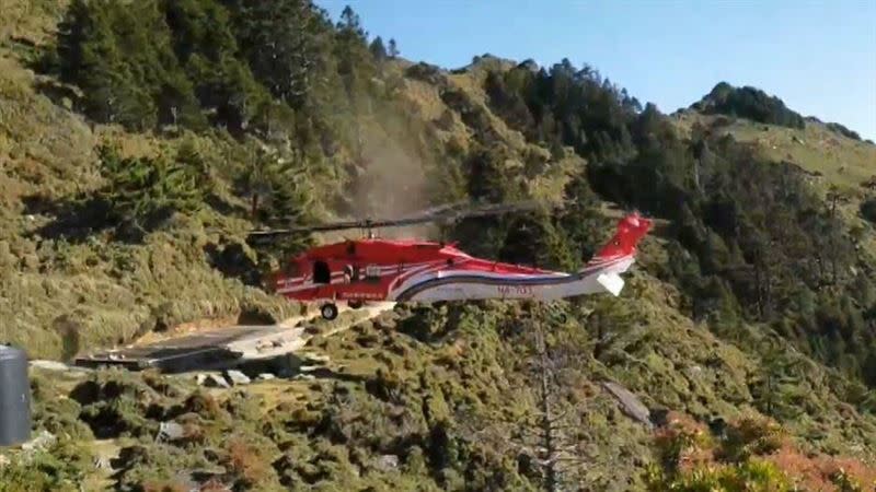 黑鷹直升機團隊以低空滯留與後退離場技術順利載送患者下山。（圖／記者王浩原提供）