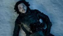 Jon Snow (Kit Harrington) está morto. Ou não. A questão que fez fãs perderem o sono ao longo do último ano está prestes a ser respondida. A tese mais provável é que sim, ele está morto, mas deve ressuscitar de alguma forma.