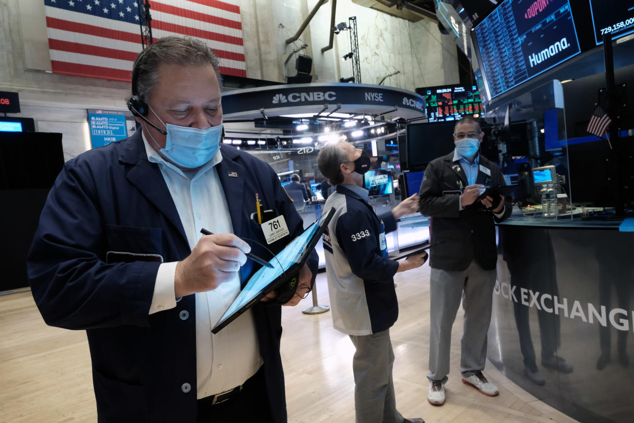 NEW YORK, NEW YORK - JANUARY 20:  Traders work on the floor of the New York Stock Exchange (NYSE) on January 20, 2022 in New York City. The Dow Jones Industrial Average was up over 200 points in morning trading following days of declines.  (Photo by Spencer Platt/.)
