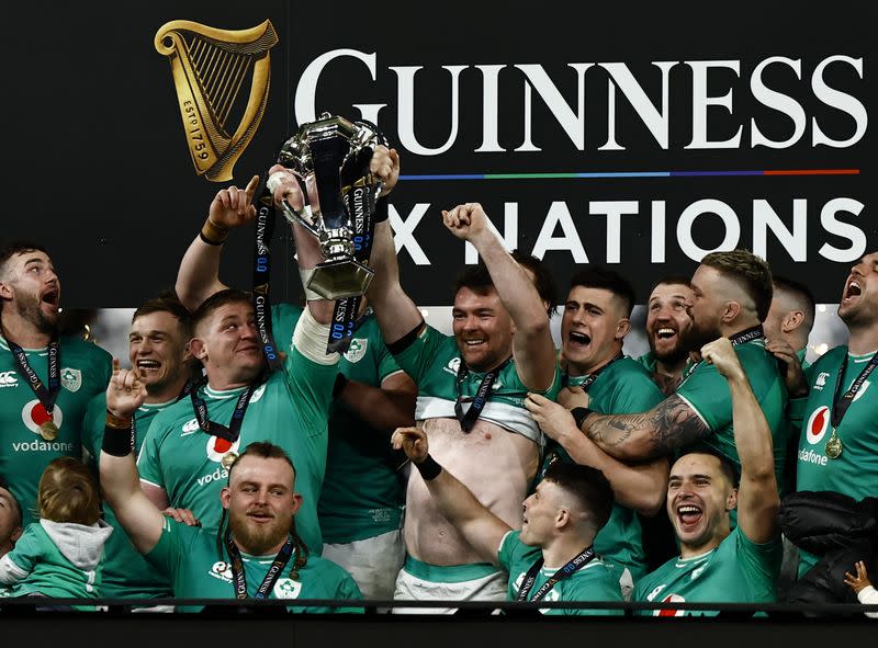 Foto del sábado de los jugadores de Irlanda celebrando en Dubñín tras ganar el Seis Naciones