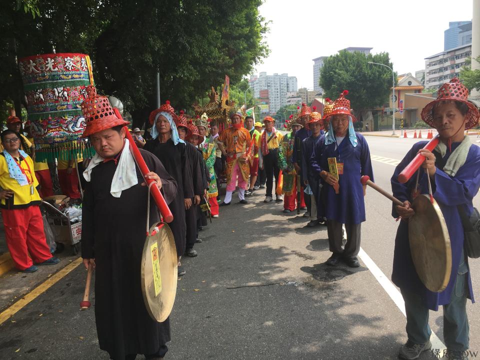 蕭府太傅十二班頭，橘袍紅鬚為中軍，綠袍為押差官。（圖／黃彥昇攝）