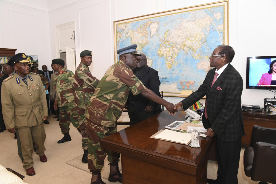 <p>Zimbabwean President, Robert Mugabe, meets with Defence Forces Generals in Harare at State House , Sunday, Nov, 19, 2017. Members of the ZANU PF Central committee fired Mugabe as chief and replaced him with dismissed deputy President, Emmerson Mnangagwa on Sunday. (Photo: AP) </p>