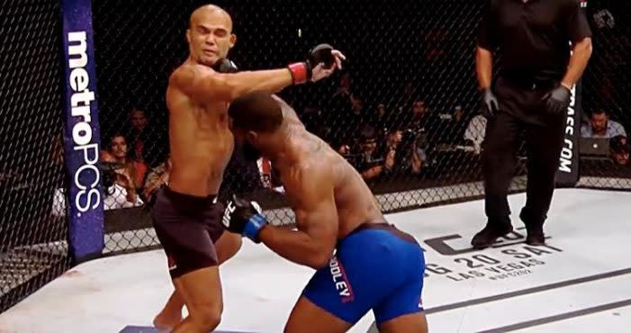 Tyron Woodley knocks out Robbie Lawler at UFC 201