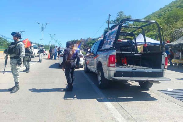 fuerzas de seguridad atienden el reporte de personas asesinadas en un taxi en chilpancingo, guerrero