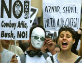 <p>Los manifestantes muestran pancartas en contra del conflicto. En una de ellas, pone: "Aznar, servil, ¡ve tú a la guerra! (REUTERS/Andrea Comas AC/JV)</p> 