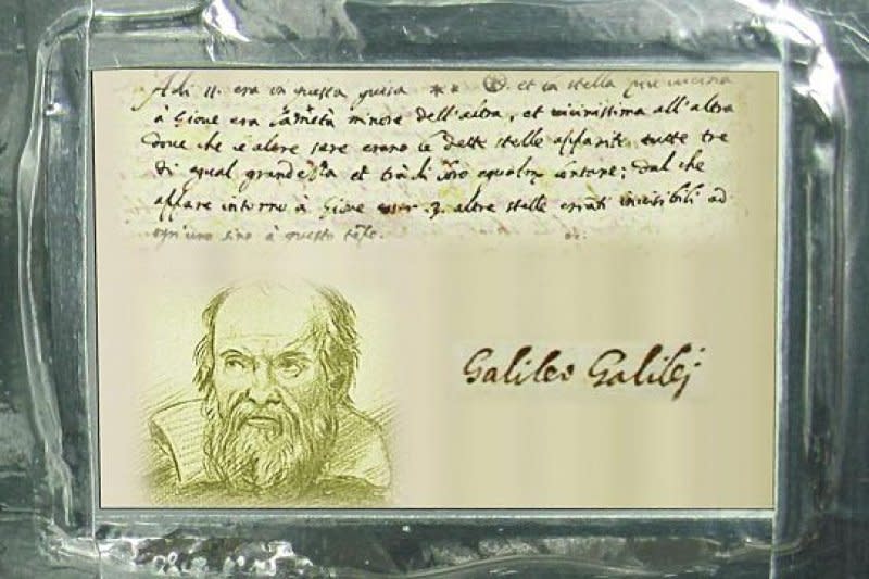 NASA 航向木星的太空船朱諾號（Juno）攜帶了義大利太空署提供的伽利略鋁質紀念牌，上面鐫刻有伽利略自畫像及他發現木星衛星的親筆記錄。（取自Wikipedia）