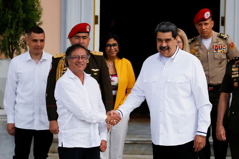 Colombia President visits Venezuelan counterpart in Caracas