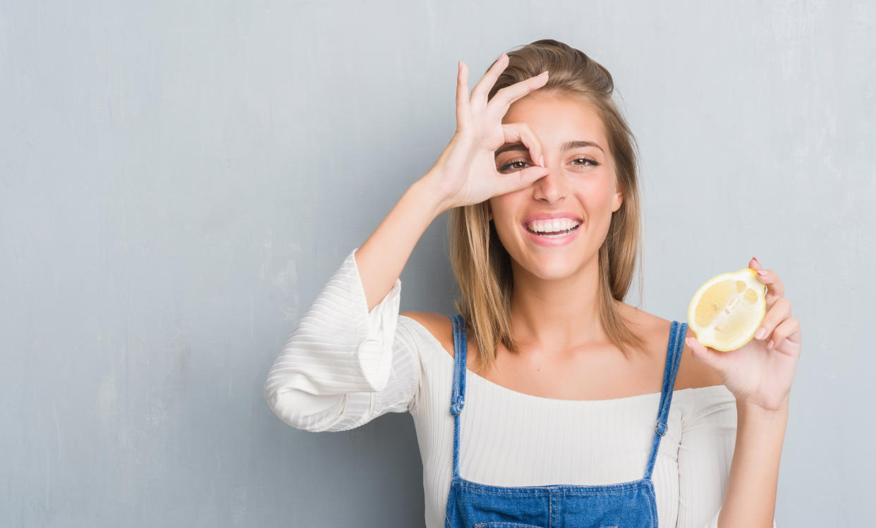 La sabiduría popular dice que el limón para los ojos es un aliado versátil: los limpia, aclara la esclerótica (lo blanco), y hasta puede cambiar el color del iris. (Getty Creative)