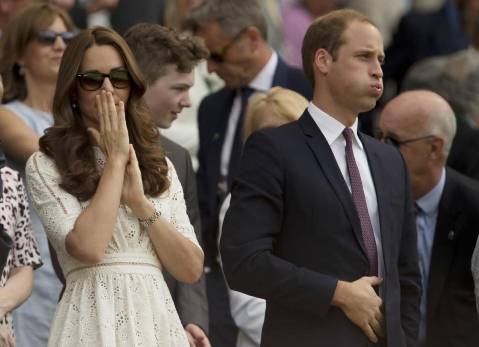 Weiß passt hervorragend zum Tennistournier in Wimbledon im Juli 2014. Wobei Kate auf einen leichten Creme-Ton setzt, der schön sommerlich daherkommt. William ist wie so oft im dunklen Anzug zu bestaunen, angesichts der Hitze aber er eine quälende Wahl. Kate lässt sich nicht lumpen und sorgt mit einer Wayfarer-Sonnenbrille und einer Metallarmbanduhr für ein Styling-Plus.