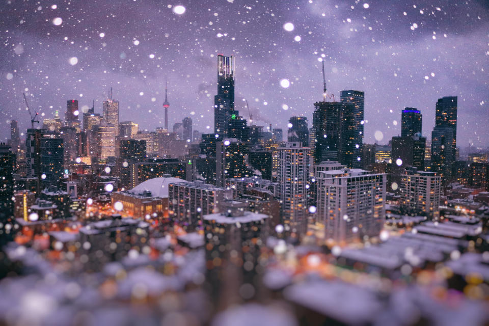 A shot of snow falling in Toronto, Ontario (Getty Images)