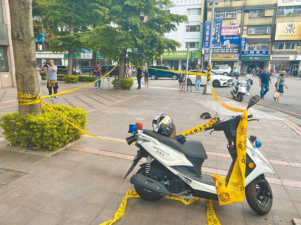 刑事局8日偵辦兒少性剝削案件，至新北市板橋區某社區大樓搜索，林姓嫌犯竟從自家廁所爬窗試圖脫逃，從19樓墜樓身亡，警方拉起封鎖線調查。（王揚傑攝）