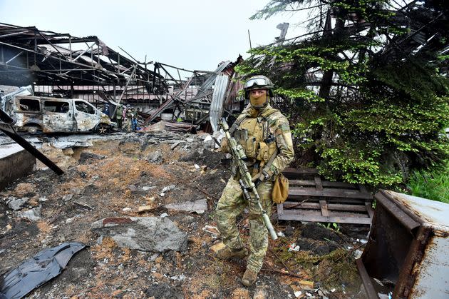 A Russian serviceman stands guard in Mariupol (Photo: OLGA MALTSEVA via Getty Images)