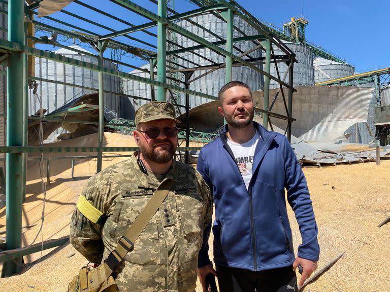 Dimitro, uno de los jefes de las Fuerzas Terriotoriales de Defensa y Yevhen Sereda, manager de la filial de A.Grain, ante uno de los silos destruido por un misil ruso