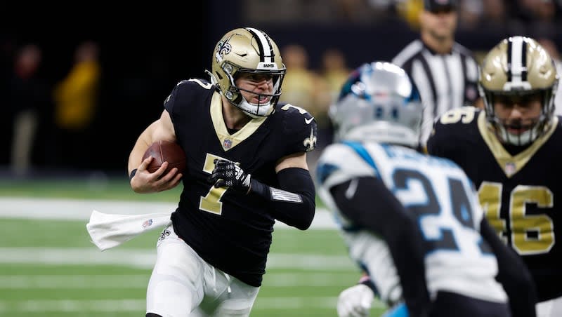 New Orleans Saints tight end Taysom Hill runs during the first half an NFL football game between the Carolina Panthers and the New Orleans Saints in New Orleans, Sunday, Jan. 8, 2023.