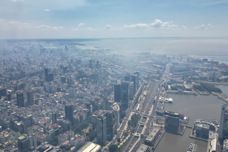 La ciudad de Buenos Aires y la zona norte del conurbano bonaerense se encuentran hoy bajo un columna de humo debido a los incendios que siguen activos desde ayer en el sur y sureste de Entre Ríos, en el Delta del Paraná