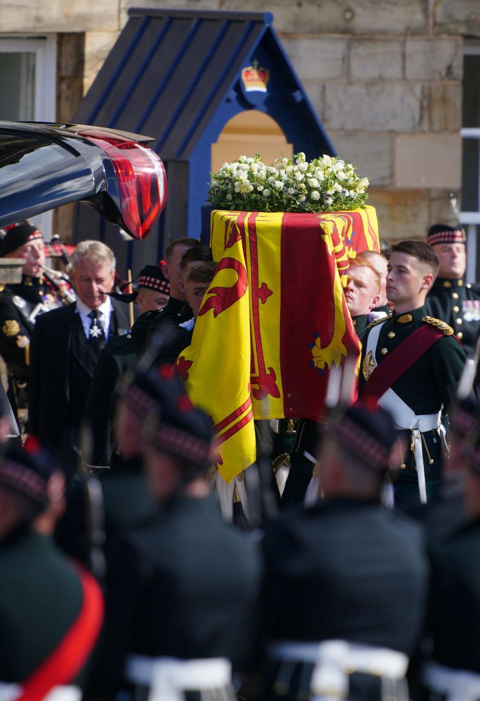 Los guardias reales llevan el féretro de la reina Isabel II al inicio de la procesión desde el Palacio de Holyroodhouse (Getty Images)