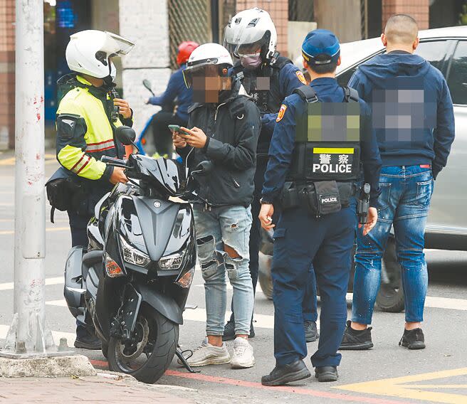 新北市日前1名國三生遭同學持彈簧刀割頸喪命，圖為放學時，警方在校外攔查機車。（陳君瑋攝）