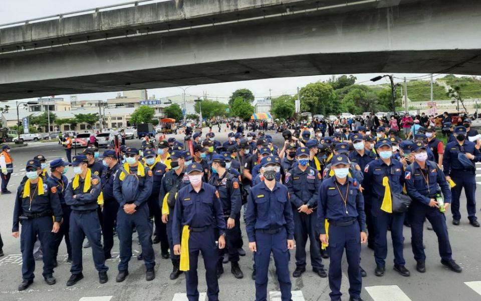 清水警分局為防止搶轎糾紛，祭出最高規格護鑾轎行動，組成「鑾轎護衛組」。（記者陳金龍攝）