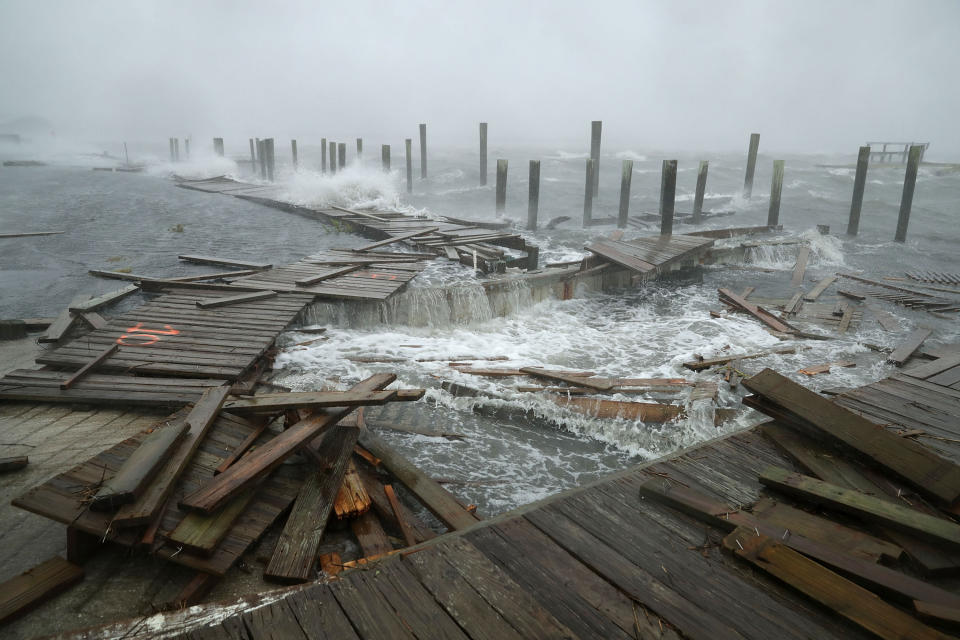 <p>Diese Strandpromenade in Atlantic Beach, North Carolina, fiel dem heftigen Wind und den zerstörerischen Wellen des Sturm bereits zum Opfer. Derzeit werden Windstärken von rund 150 Kilometern pro Stunde erreicht. (Bild: Chip Somodevilla/Getty Images) </p>