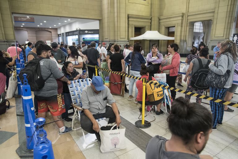 La gente elige hacer la fila y no comprar online para asegurarse los pasajes