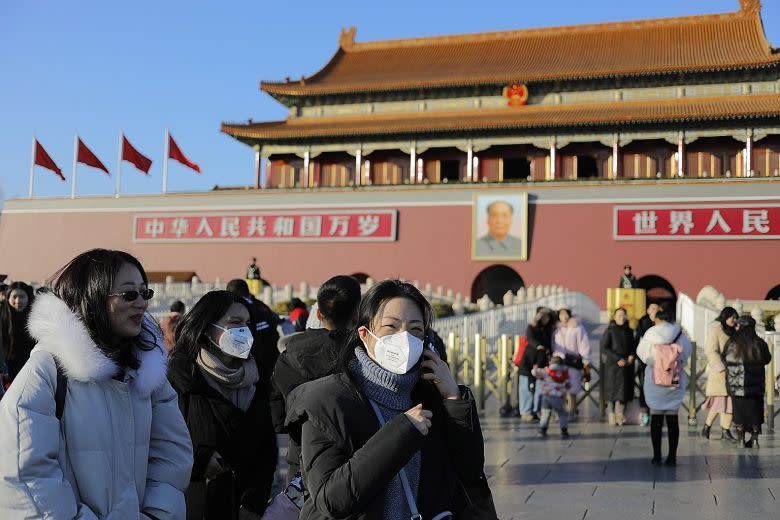 ▲北京新冠肺炎疫情急遽升溫。圖為今年年初爆發第一波疫情時，在北京配戴口罩的民眾。（圖／翻攝自《海峽時報》）