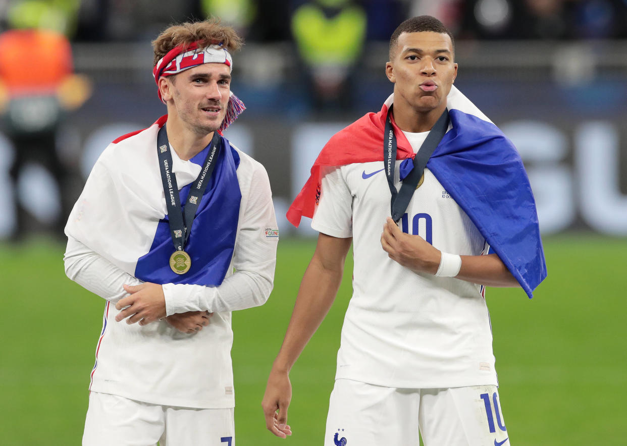 En octobre 2021, Antoine Griezmann et Kylian Mbappe ont remporté le dernier trophée de l’équipe de France, la Ligue des nations. Ils espèrent faire de même à l’Euro-2024 qu’ils entament ce lundi 17 juin. 