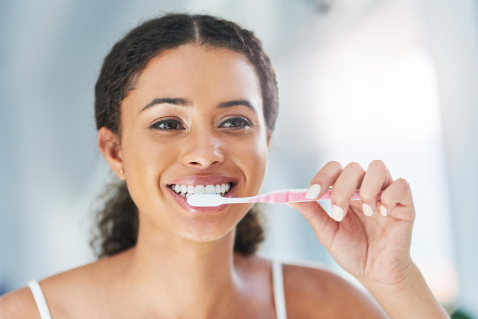 Los especialistas aconsejan que antes de someternos a tratamientos caseros indaguemos las causas del cambio de coloración en nuestros dientes. (Getty Creative)