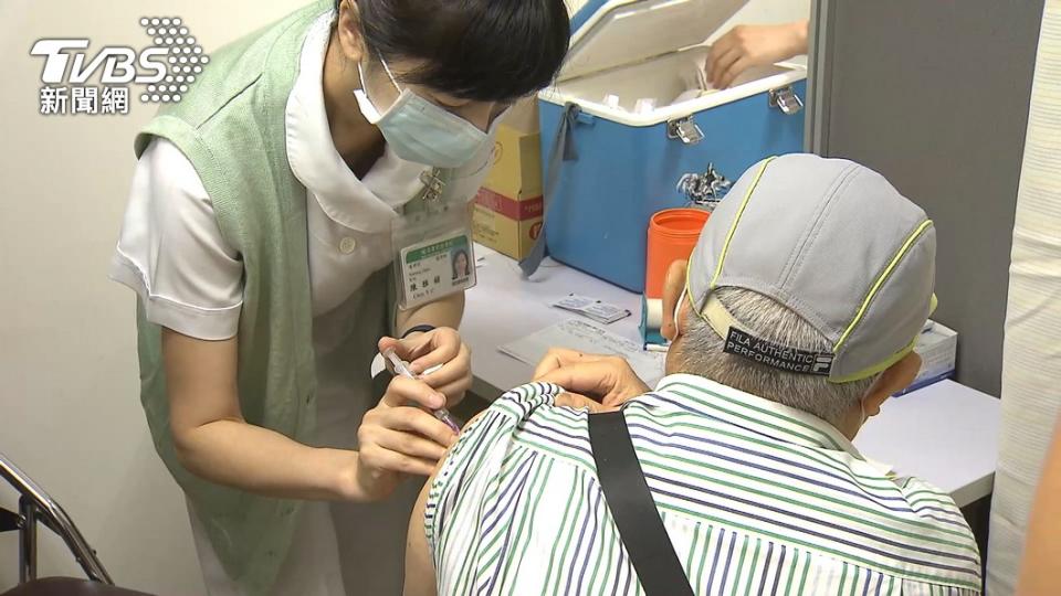 肺炎疫情升溫，亞東醫院、北市聯醫5月的疫苗預約接種名額都已爆滿。
